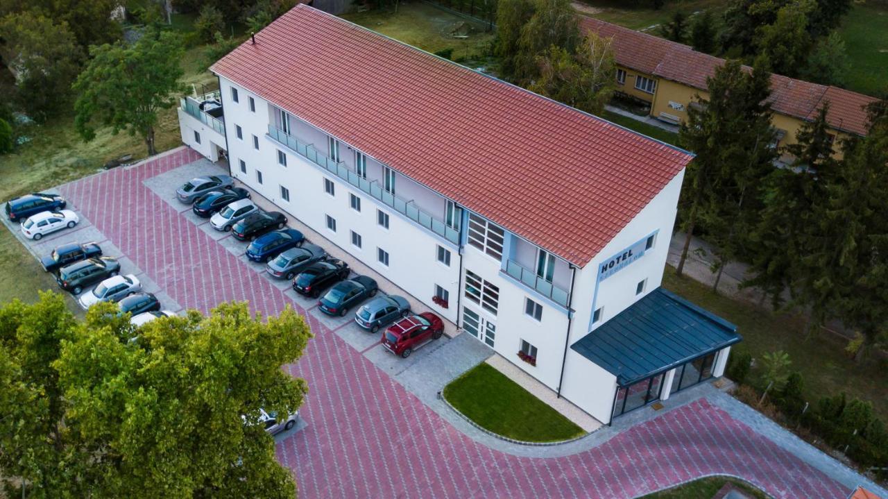 Hotel Szeghalom Екстер'єр фото