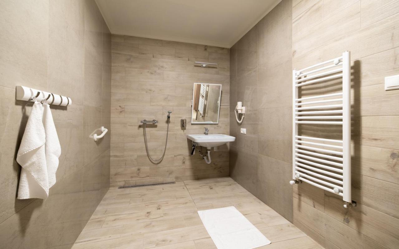 Hotel Szeghalom Екстер'єр фото
