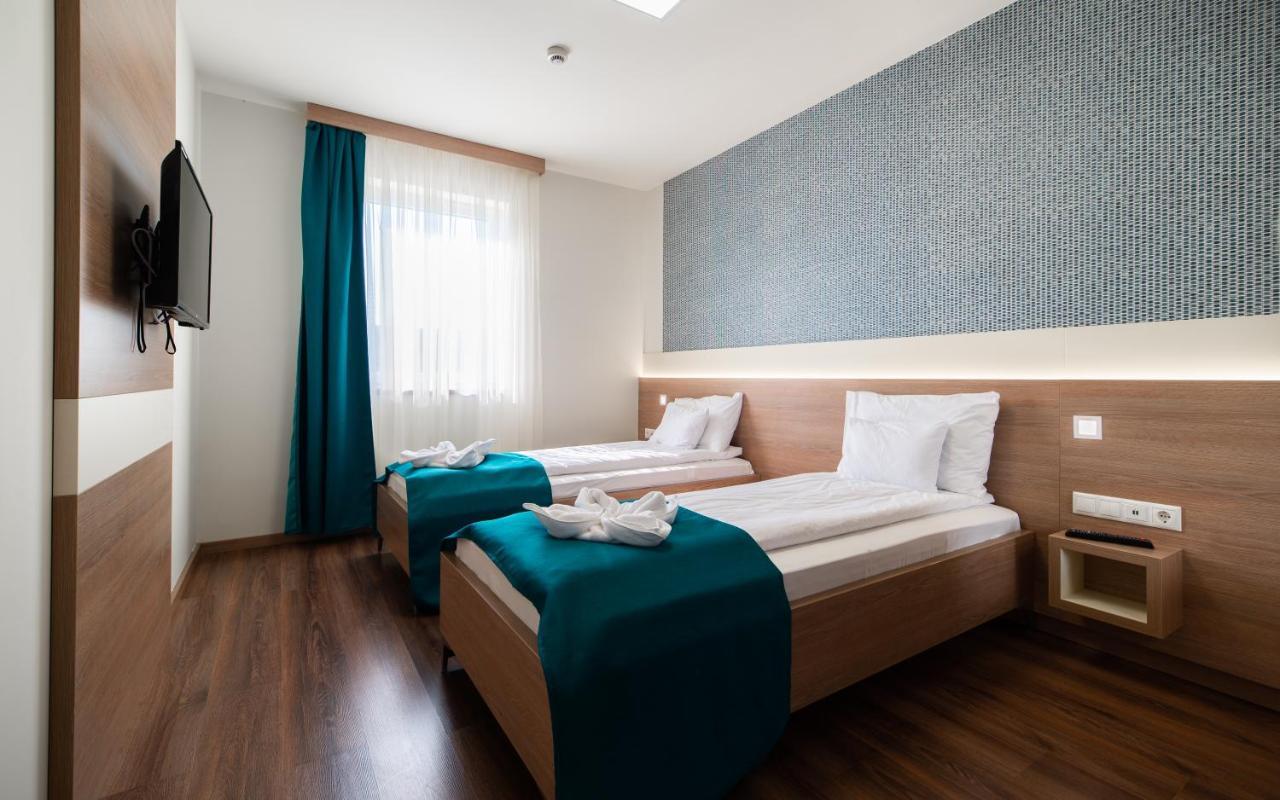 Hotel Szeghalom Екстер'єр фото
